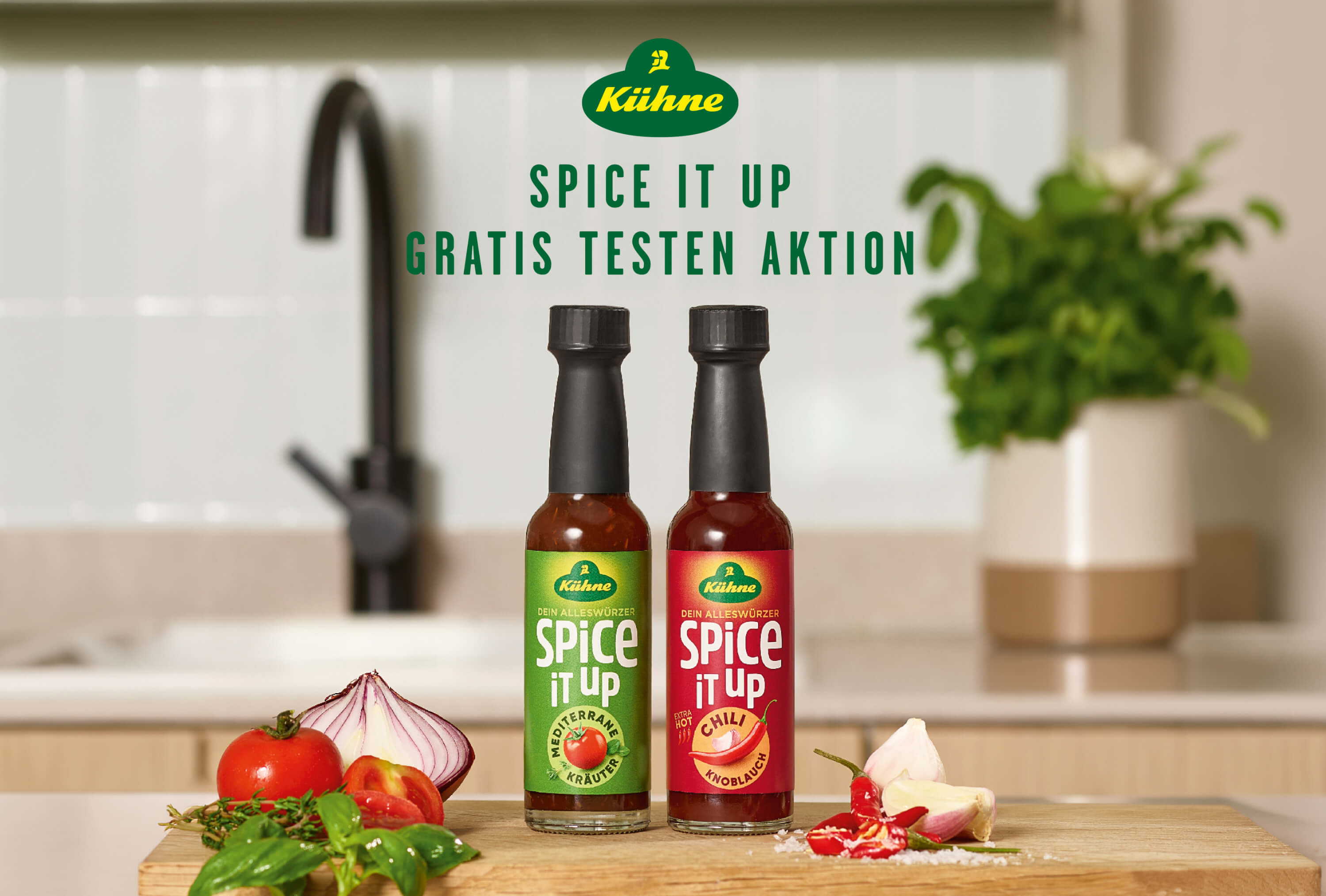 Zwei Flaschen von Kühne Spice It Up stehen in einer Küche | Überschrift: Spice It Up - Gratis Testen Aktion