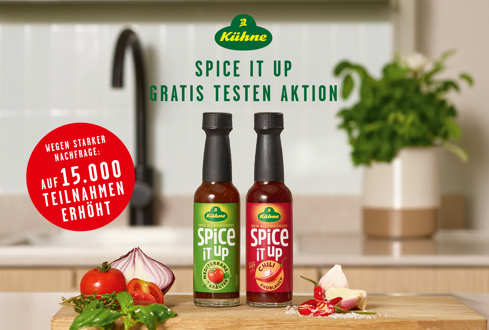 Zwei Flaschen von Kühne Spice It Up stehen in einer Küche | Überschrift: Spice It Up - Gratis Testen Aktion | Wegen starker Nachfrage auf 15.000 Teilnahmen erhöht